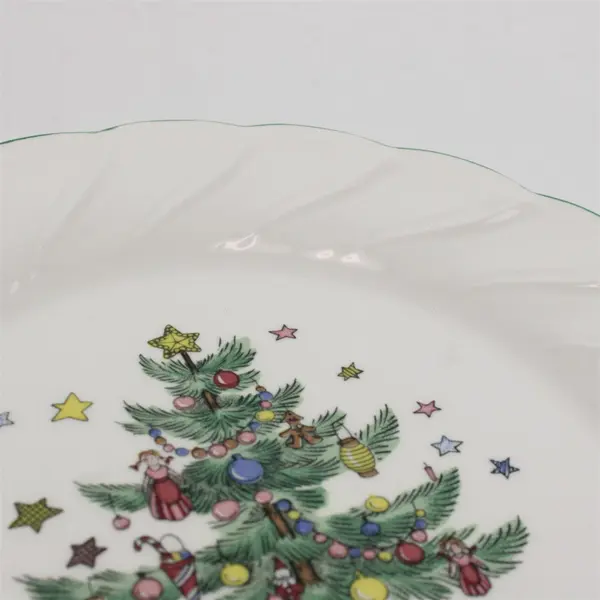 Nikko Happy Holidays Lot of 4 Vintage 8in Scalloped Salad Dessert Plates
