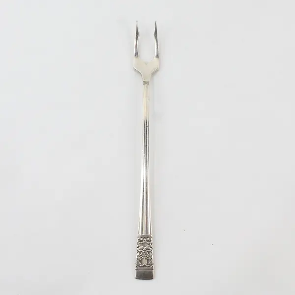 Rare Oneida Silverplate Coronation Pattern Glossy Olive Fork 6 1/8 in
