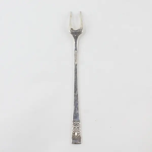 Rare Oneida Silverplate Coronation Pattern Glossy Olive Fork 6 1/8 in