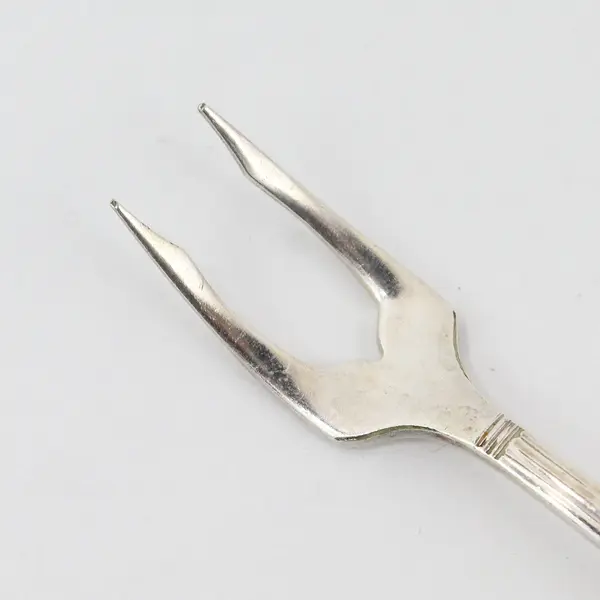 Rare Oneida Silverplate Coronation Pattern Glossy Olive Fork 6 1/8 in