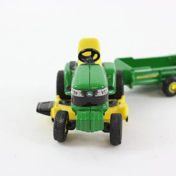 John Deere Riding Lawn Mower w/Trailer, 1/32 scale F0514Q01 