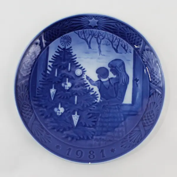 Royal Copenhagen 1981 Christmas Plate Admiring the Christmas Tree 7"