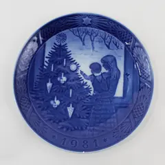 Royal Copenhagen 1981 Christmas Plate Admiring the Christmas Tree 7"
