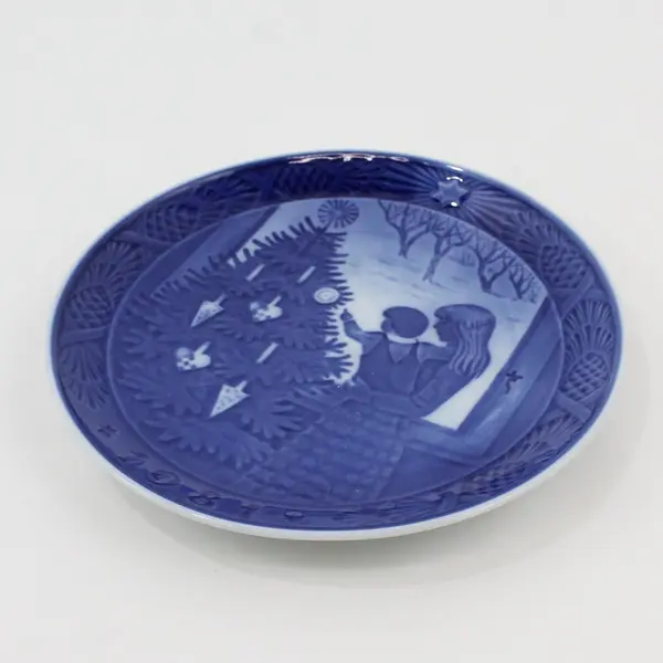 Royal Copenhagen 1981 Christmas Plate Admiring the Christmas Tree 7"
