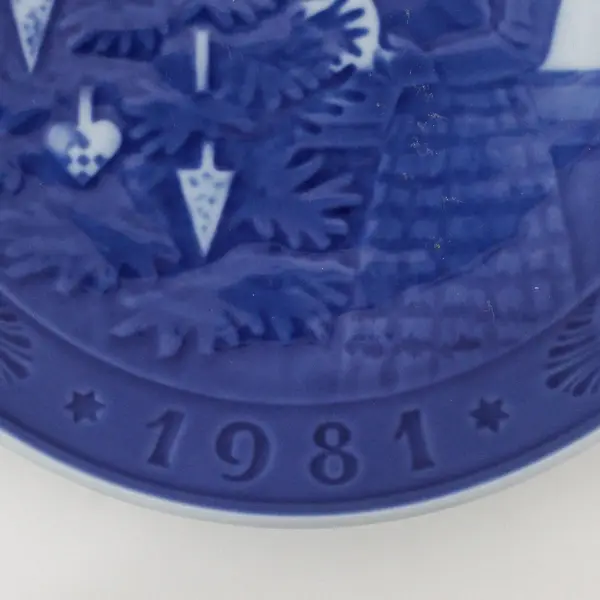 Royal Copenhagen 1981 Christmas Plate Admiring the Christmas Tree 7"