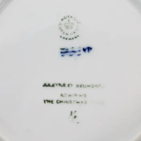 Royal Copenhagen 1981 Christmas Plate Admiring the Christmas Tree 7"