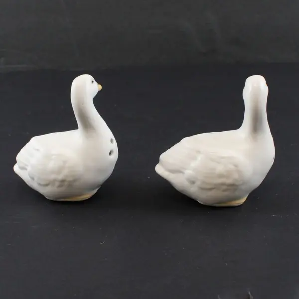 Vintage 1988 Enesco Goose Salt & Pepper Shakers Set