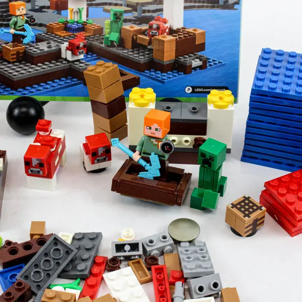 LEGO Minecraft 21129 The Mushroom Island Set Completeness Unknown