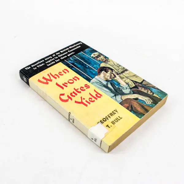 When Iron Gates Yield Geoffrey T. Bull 1955 Moody Press Paperback Ex-Library