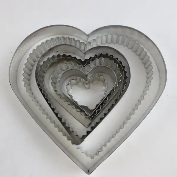 8pc Heart-Shaped Stainless Steel Cookie Fondant Cutters Graduated Sizes in Tin