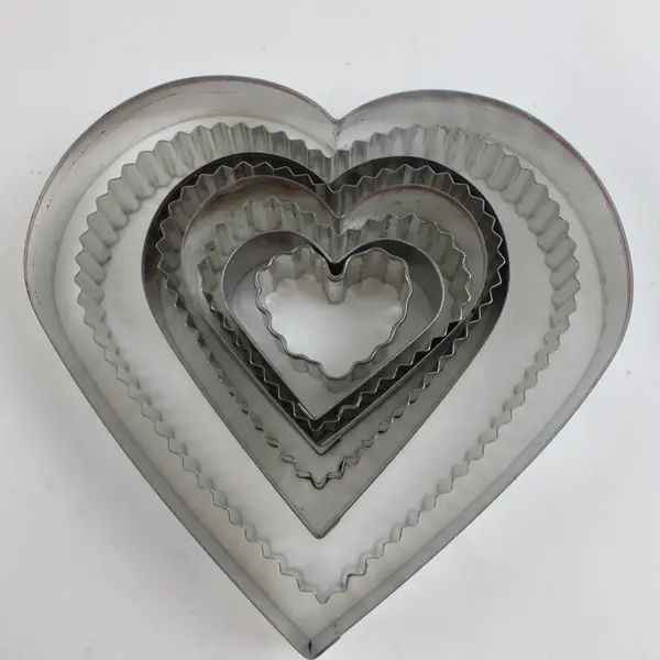 8pc Heart-Shaped Stainless Steel Cookie Fondant Cutters Graduated Sizes in Tin