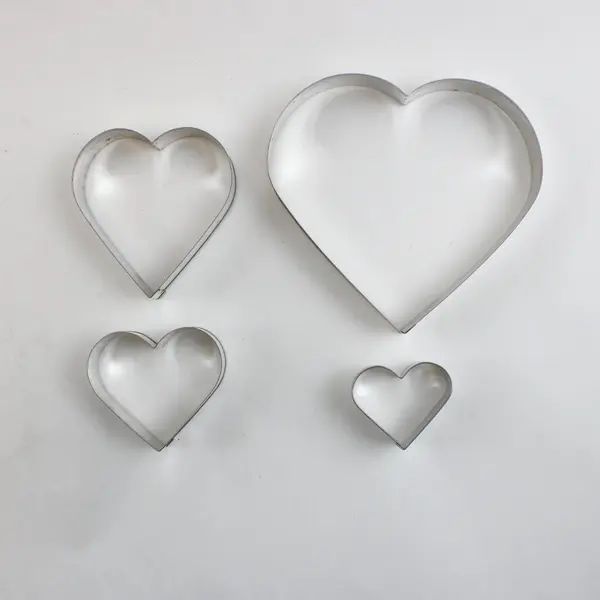 8pc Heart-Shaped Stainless Steel Cookie Fondant Cutters Graduated Sizes in Tin