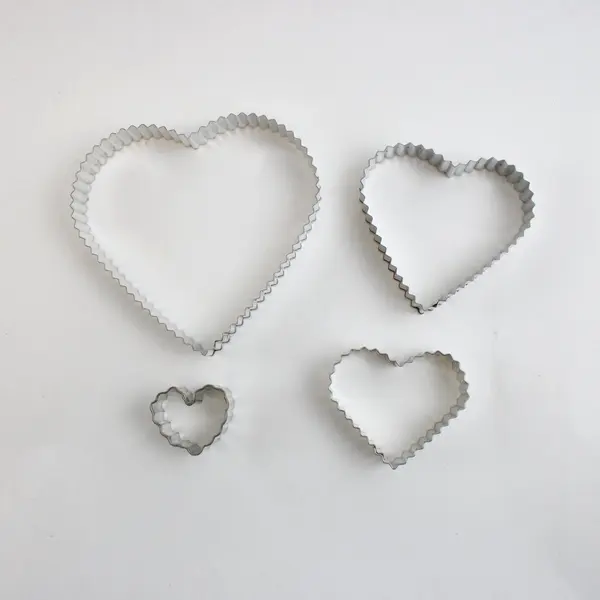 8pc Heart-Shaped Stainless Steel Cookie Fondant Cutters Graduated Sizes in Tin