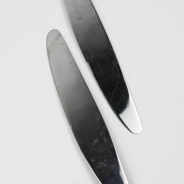 A Set of 4 Oneida Quadratic Pattern Solid Dinner Knives Glossy Frosted 9.5 Inch