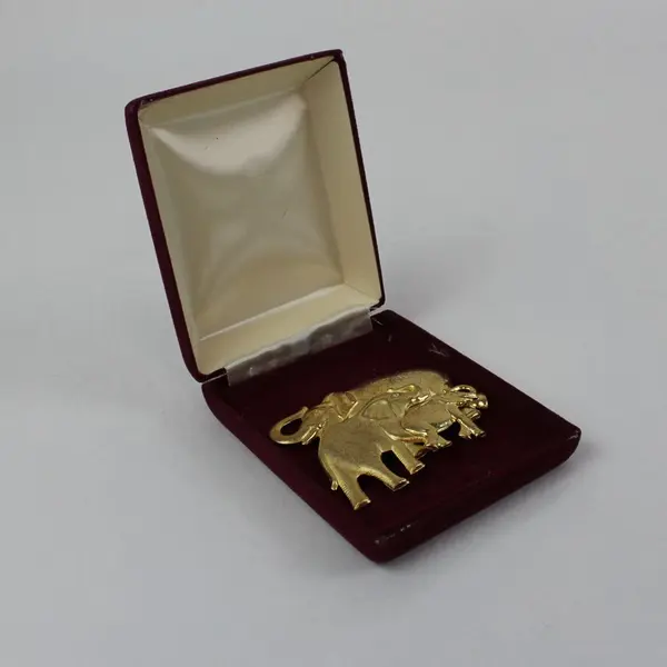 Vintage Gold Tone 3-D Elephant Family Brooch Pin in Box 3.12 x 3 in