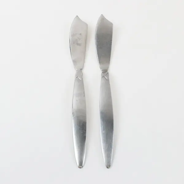 Lot of 2 Pfaltzgraff Satin Laurel Stainless Steel Spreading Knives Approx 8 Inch