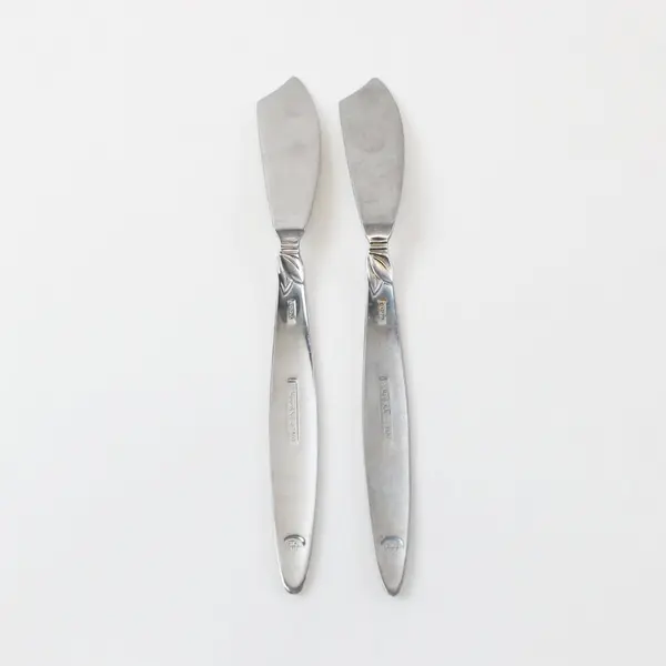 Lot of 2 Pfaltzgraff Satin Laurel Stainless Steel Spreading Knives Approx 8 Inch