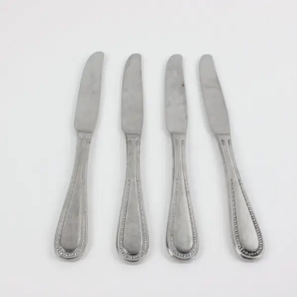 Lot of 4 Identical Butter Knives 9.5in Flatware