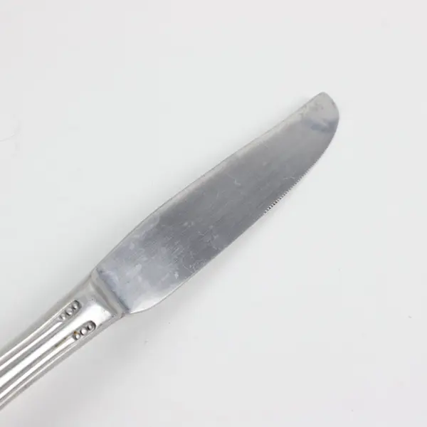 Lot of 4 Identical Butter Knives 9.5in Flatware