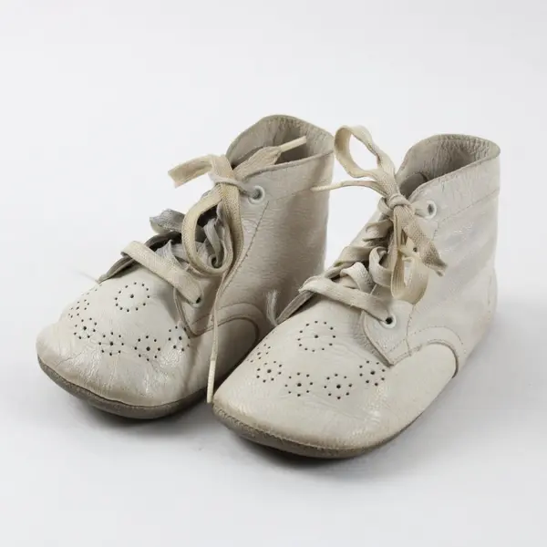 Vintage White Leather Baby Shoes 6603-2 Lace-Up Perforated Toe Newborn