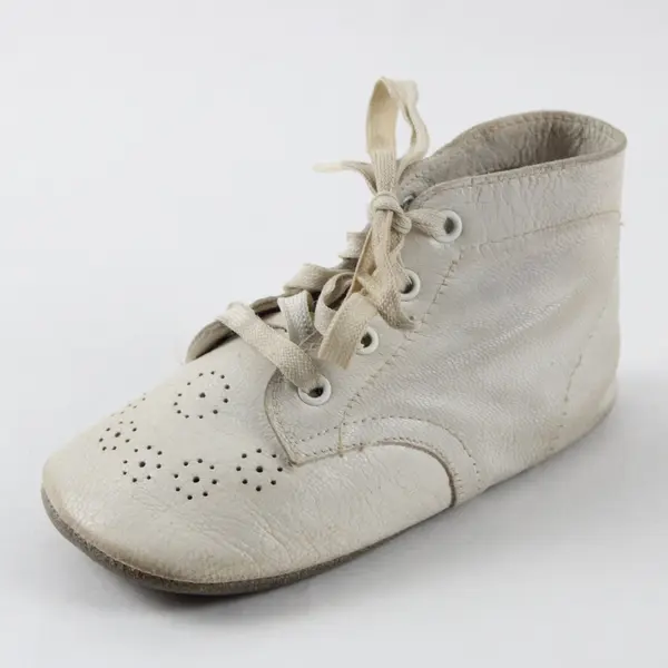 Vintage White Leather Baby Shoes 6603-2 Lace-Up Perforated Toe Newborn