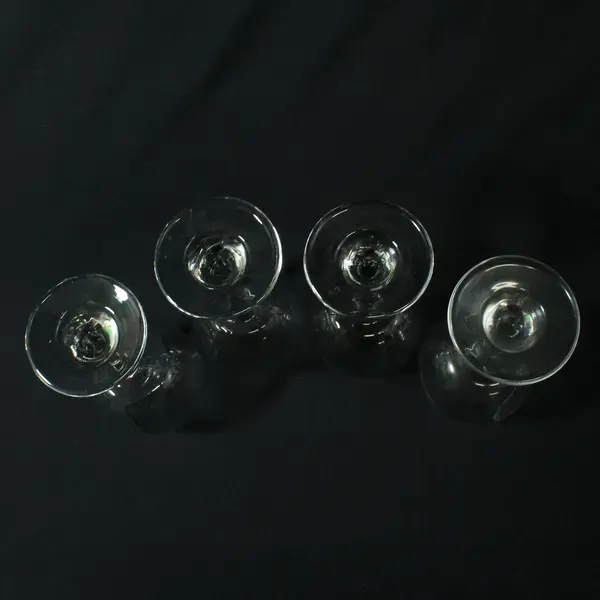 Lot Of 4 Unbranded Matching Clear Glass Stemmed Red Wine Glasses 8.5" Tall