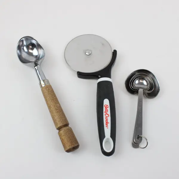 Betty Crocker Lot of 3 Kitchen Tool Groups Pizza Cutter Scoop Measuring Spoons