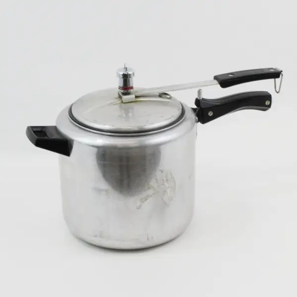 Hawkins Classic Aluminum Stovetop Pressure Cooker With Lid Regulator 529X