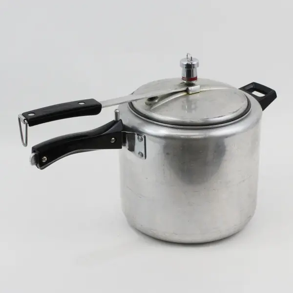 Hawkins Classic Aluminum Stovetop Pressure Cooker With Lid Regulator 529X