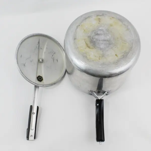 Hawkins Classic Aluminum Stovetop Pressure Cooker With Lid Regulator 529X