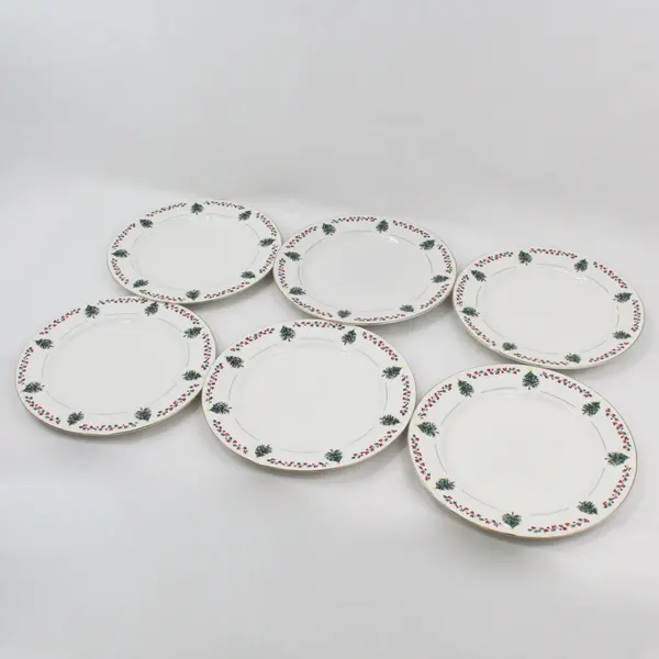 Set of 6 Gibson Everyday Holiday Dinner Plates Christmas Trees and Holly Garland
