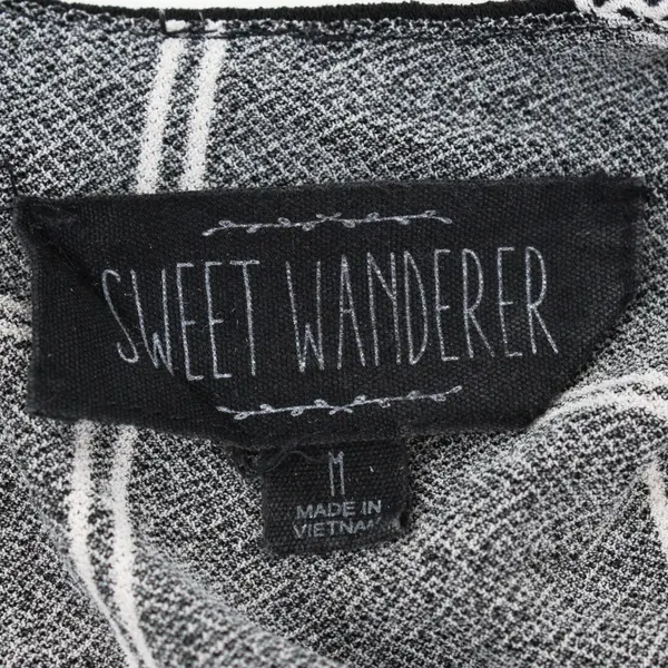 Sweet Wanderer Women's Medium Black White Grid Short Sleeve Top