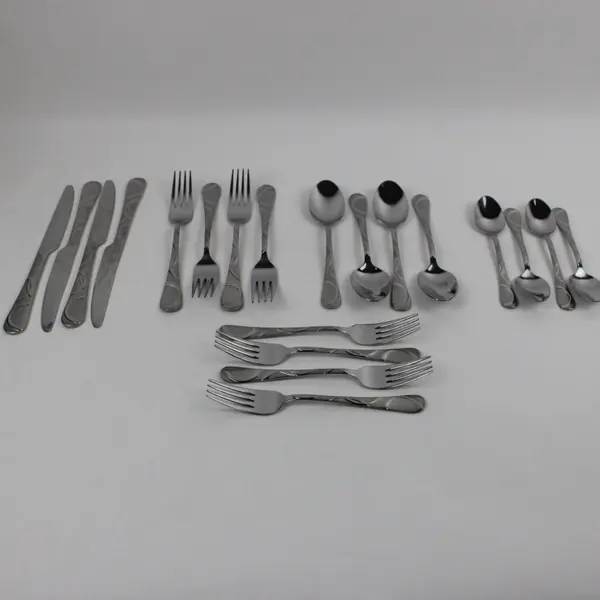 Lot of 4 Pfaltzgraff Garland Frost Pattern Stainless 5-Piece Place Setting Good