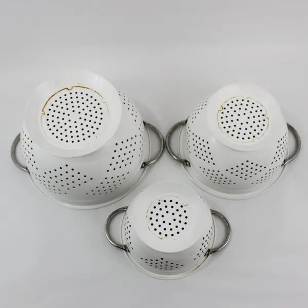 Set of 3 White Metal Colanders 7, 8.5 & 10 Inch Kitchen Strainers