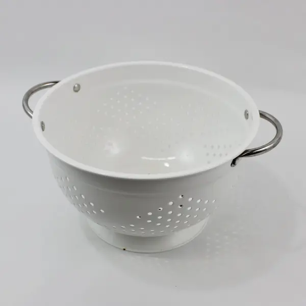Set of 3 White Metal Colanders 7, 8.5 & 10 Inch Kitchen Strainers