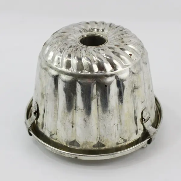 Vintage Metal Steamed Pudding Mold with Lid & Latches