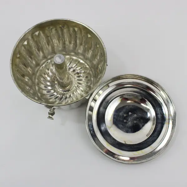 Vintage Metal Steamed Pudding Mold with Lid & Latches