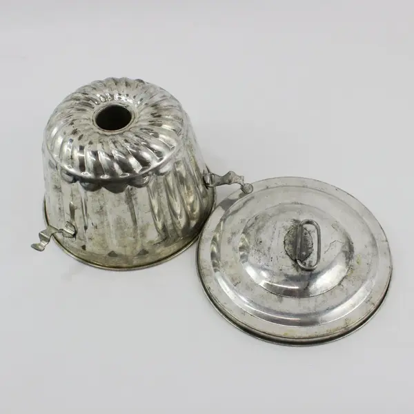 Vintage Metal Steamed Pudding Mold with Lid & Latches