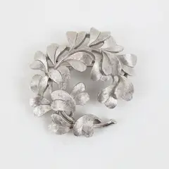 Vintage Signed Crown Trifari Silver Tone Leaf Wreath Brooch Pin