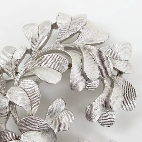 Vintage Signed Crown Trifari Silver Tone Leaf Wreath Brooch Pin
