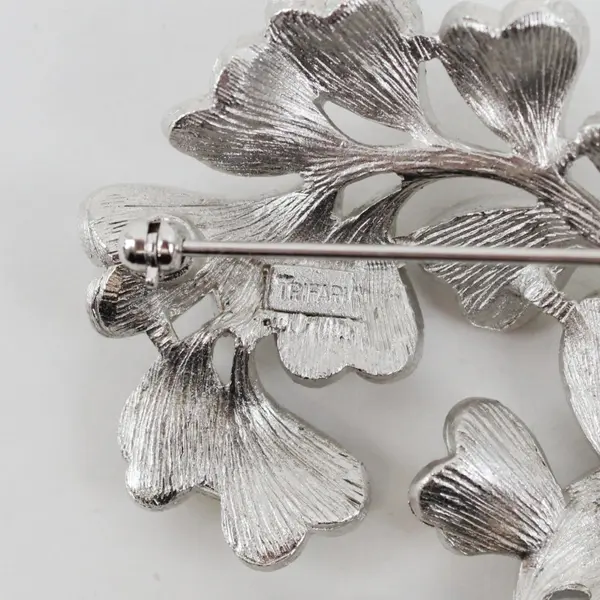 Vintage Signed Crown Trifari Silver Tone Leaf Wreath Brooch Pin