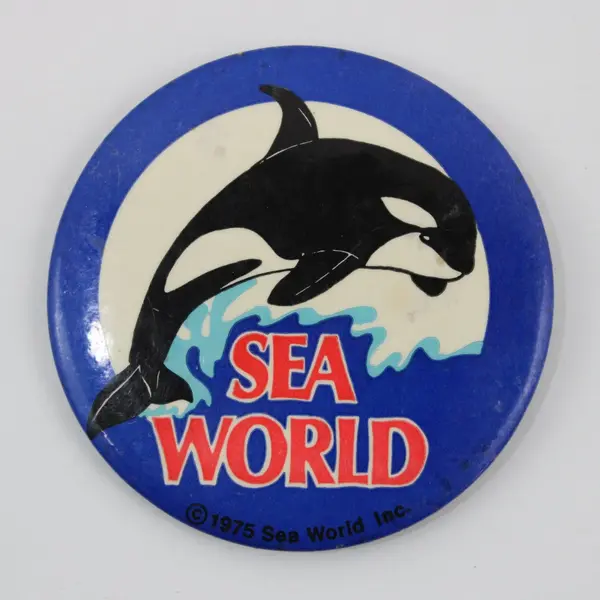 Vintage 1975 Sea World  Orca Killer Whale Pin-Back Button 2.5 Inch Souvenir