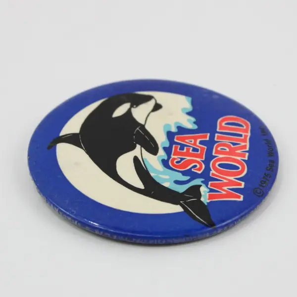 Vintage 1975 Sea World  Orca Killer Whale Pin-Back Button 2.5 Inch Souvenir