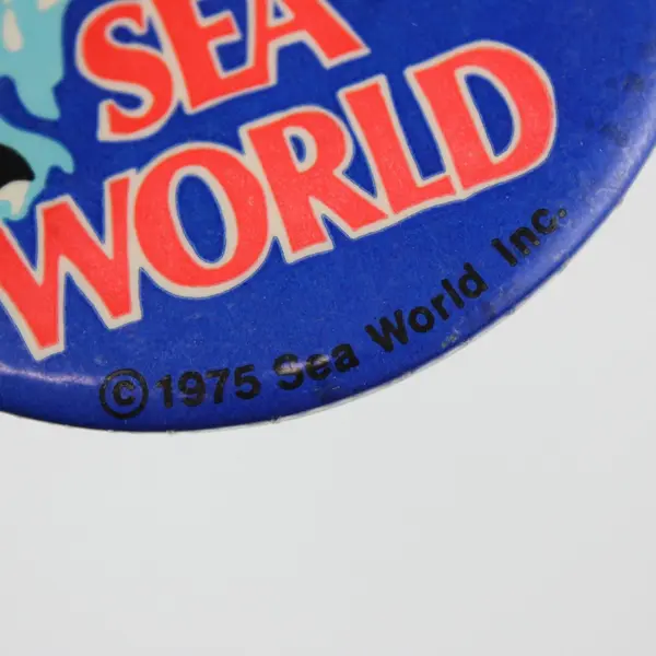 Vintage 1975 Sea World  Orca Killer Whale Pin-Back Button 2.5 Inch Souvenir
