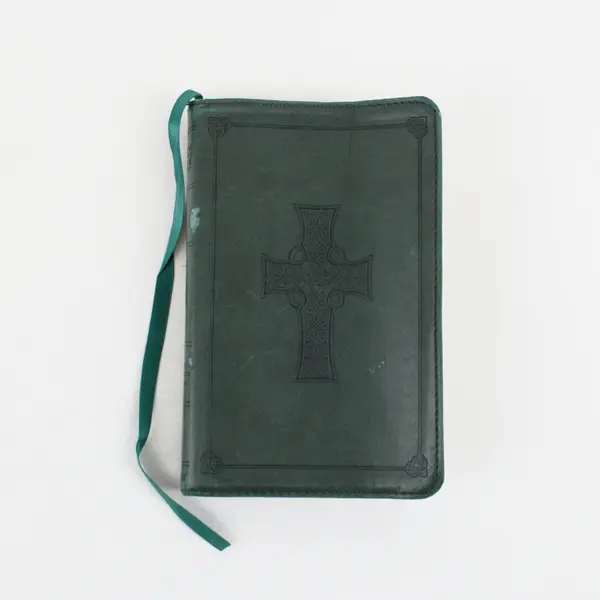 Crossway Holy Bible ESV Compact Thinline Green Faux Leather 2003 1581346409
