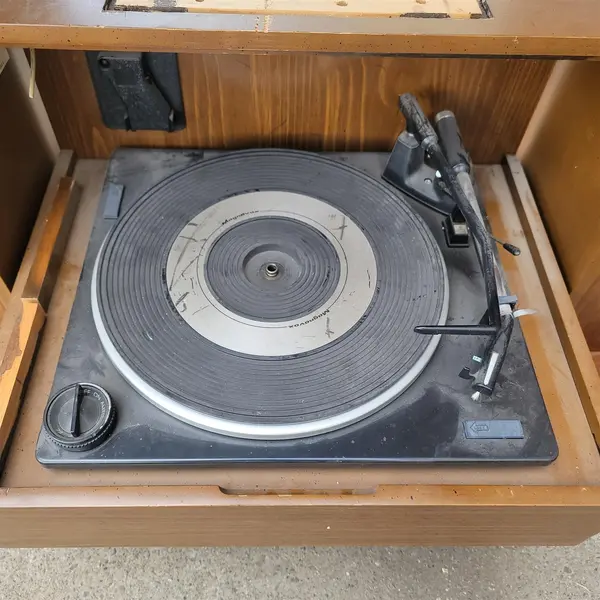 Vintage Magnavox Stereo Console Turntable Cabinet FEG464LP41 - Local Pickup Only