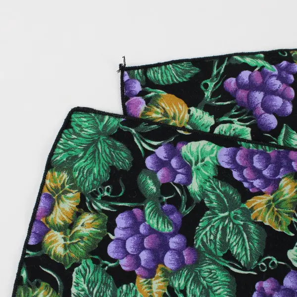 Set of 2 Grape Design Napkins With Black Background 11.25 x 13" Good