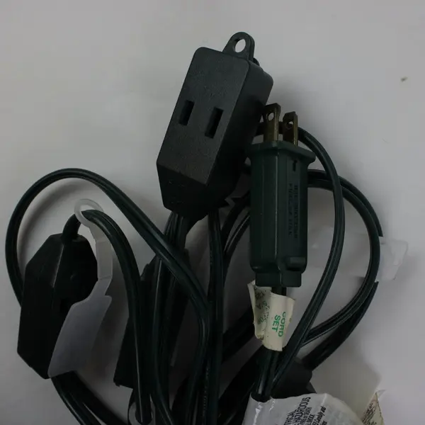 LUCKY UNITED Lot of 4 Green Indoor Multi-Outlet Extension Cords Used Untested