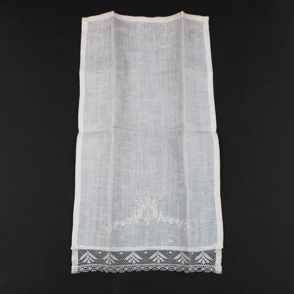 Set of 2 Off-White Embroidered Lace Trim Fingertip Towels