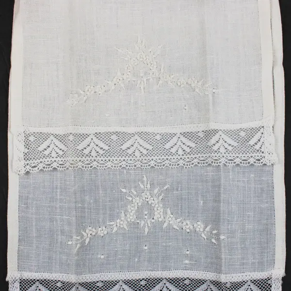 Set of 2 Off-White Embroidered Lace Trim Fingertip Towels
